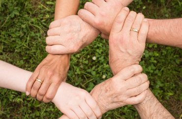 Familienkonferenz: Alle an einem Tisch